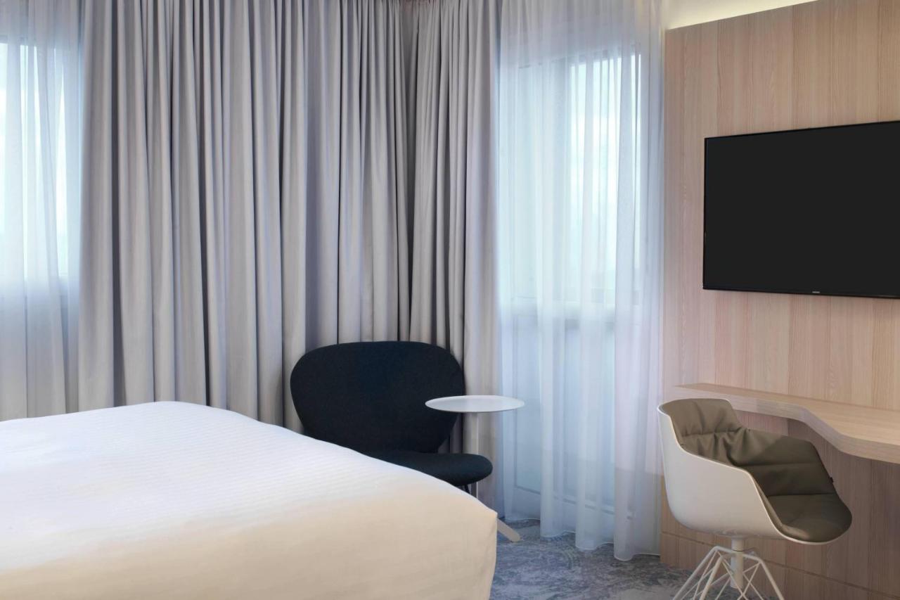 Deluxe King Room Airport Shuttle