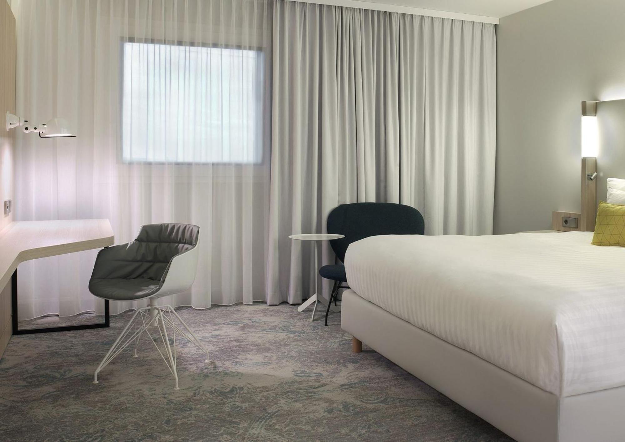 Deluxe King Room Airport Shuttle